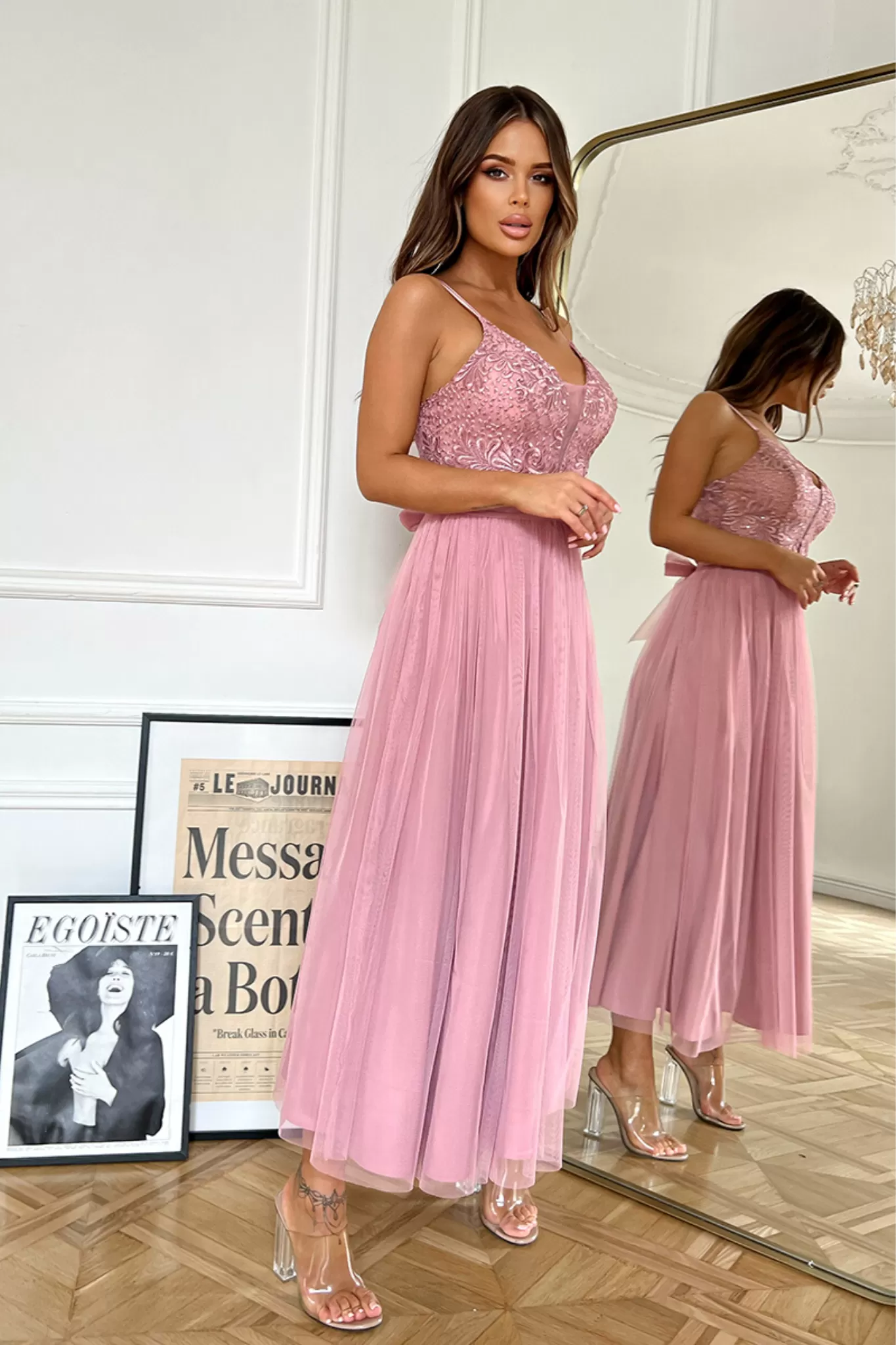 Abito midi svasato princess con corpetto in tulle ricamato e gonna in tulle a strati