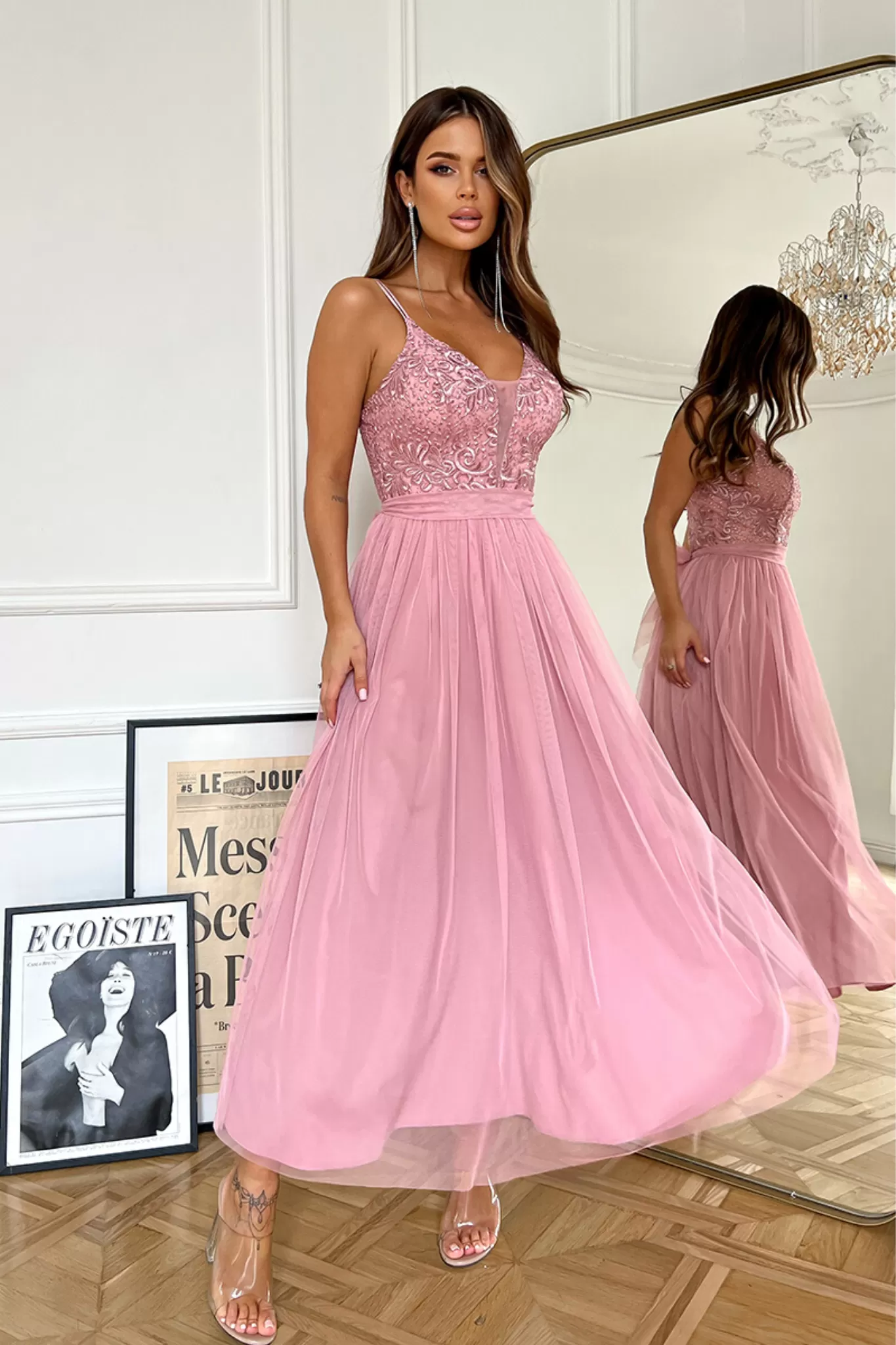 Abito midi svasato princess con corpetto in tulle ricamato e gonna in tulle a strati